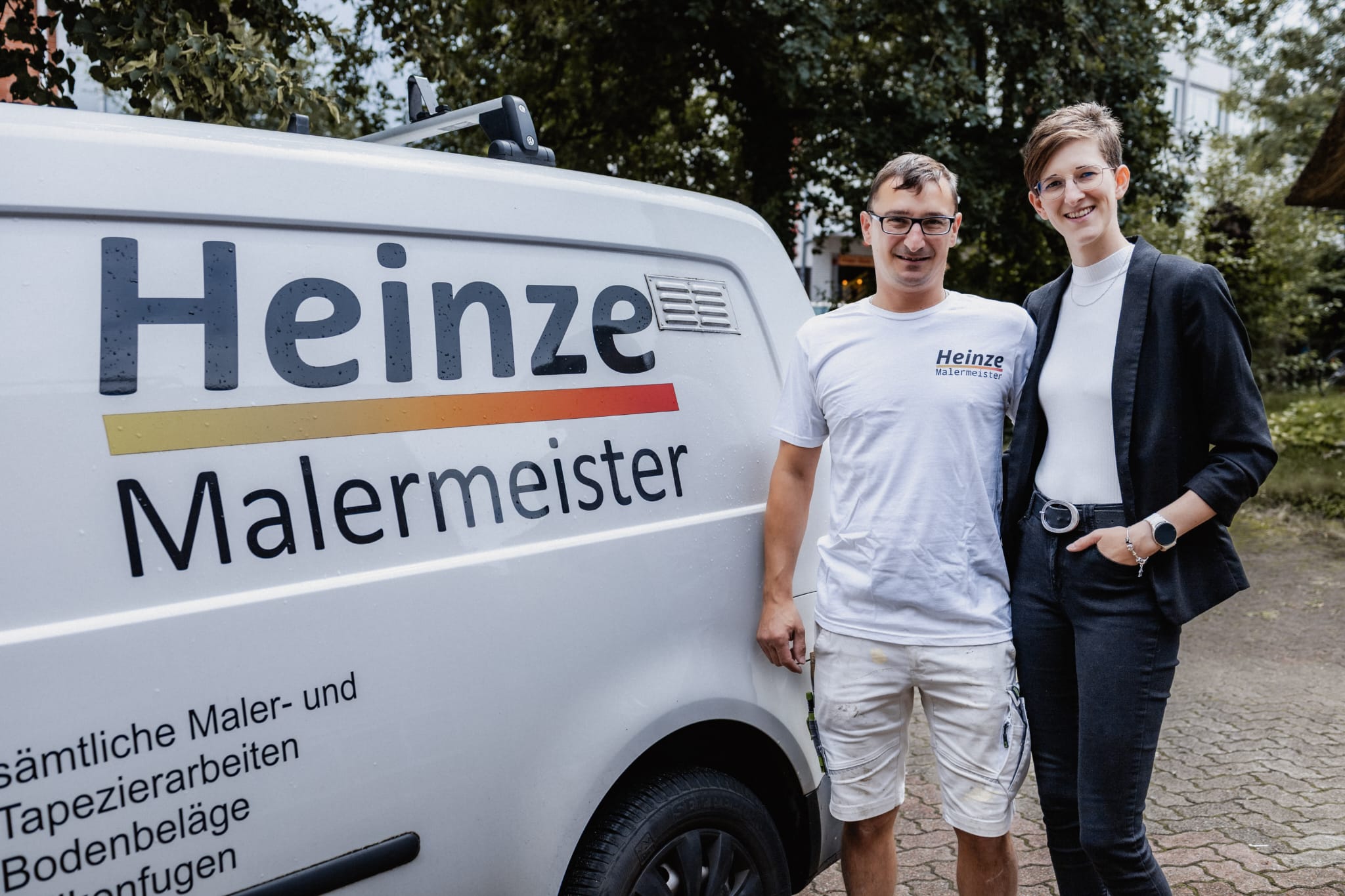 Jonas und Frauke Heinze vor dem Firmenwagen in Buxtehude
